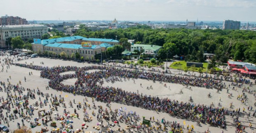 Харьковские велосипедисты изобразили «Зеркальную струю»