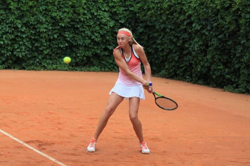 Дарья Лопатецкая — в четвертьфинале теннисного турнира во Франции