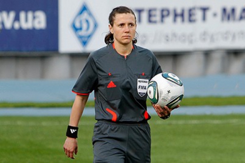 Екатерина Монзуль обслуживать матч 1/4 финала женской Лиги чемпионов