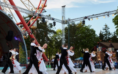 В Харькове прошел фестиваль бальных танцев под открытым небом