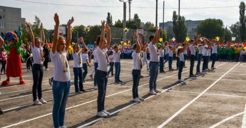В Новобаварском районе открыли новый школьный стадион