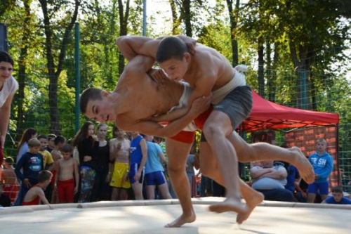 В Харькове впервые состоялся турнир по пляжной борьбе