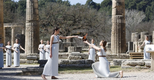 Церемонія без глядачів: Греція передала Японії Олімпійський вогонь