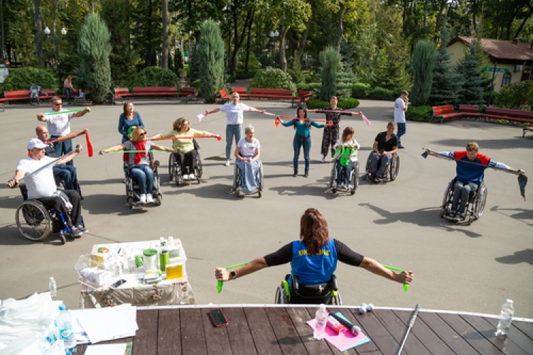 У парку Горького провели майстер-клас для людей з інвалідністю