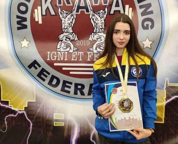 Курсантка ХНУВС завоевала золото соревнований по пауэрлифтингу