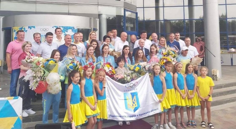 Харківські синхроністки тріумфально повернулися з Олімпіади додому