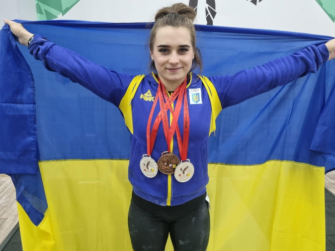 Тяжелоатлетка Захарченко завоевала три медали на ЧЕ среди юниоров до 20 лет