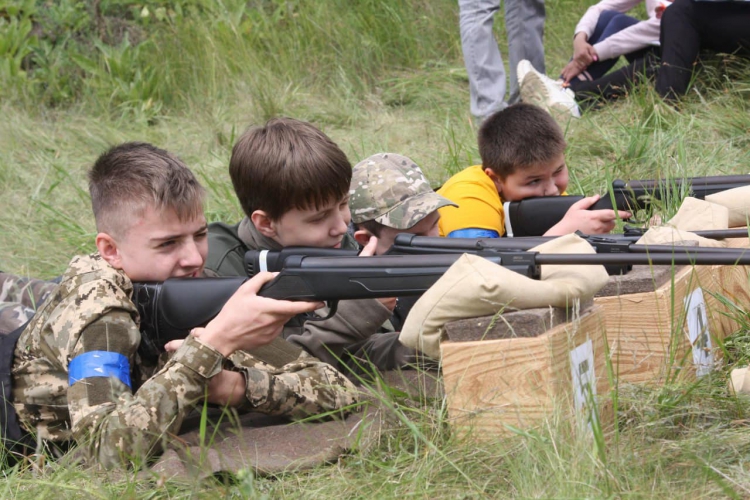 В Харьковской области для детей и подростков провели патриотическую военно-спортивную игру