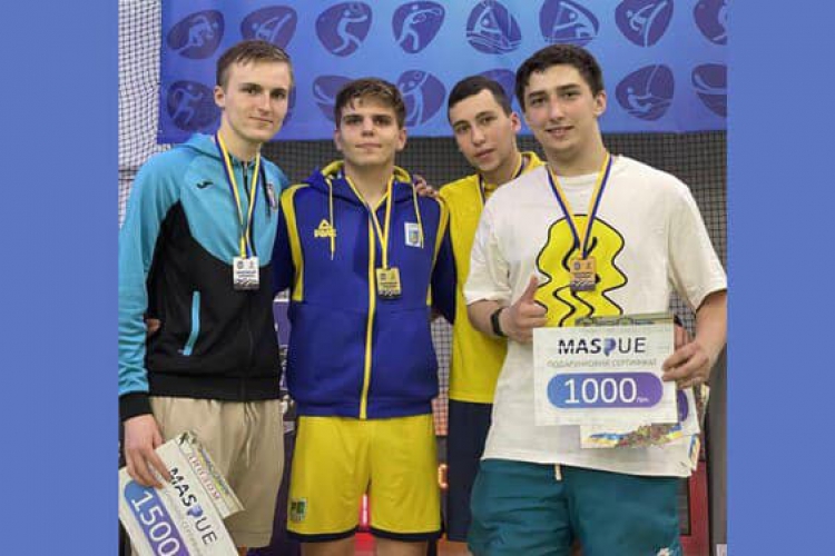 Харьковские фехтовальщики победно выступили на молодежном ЧУ
